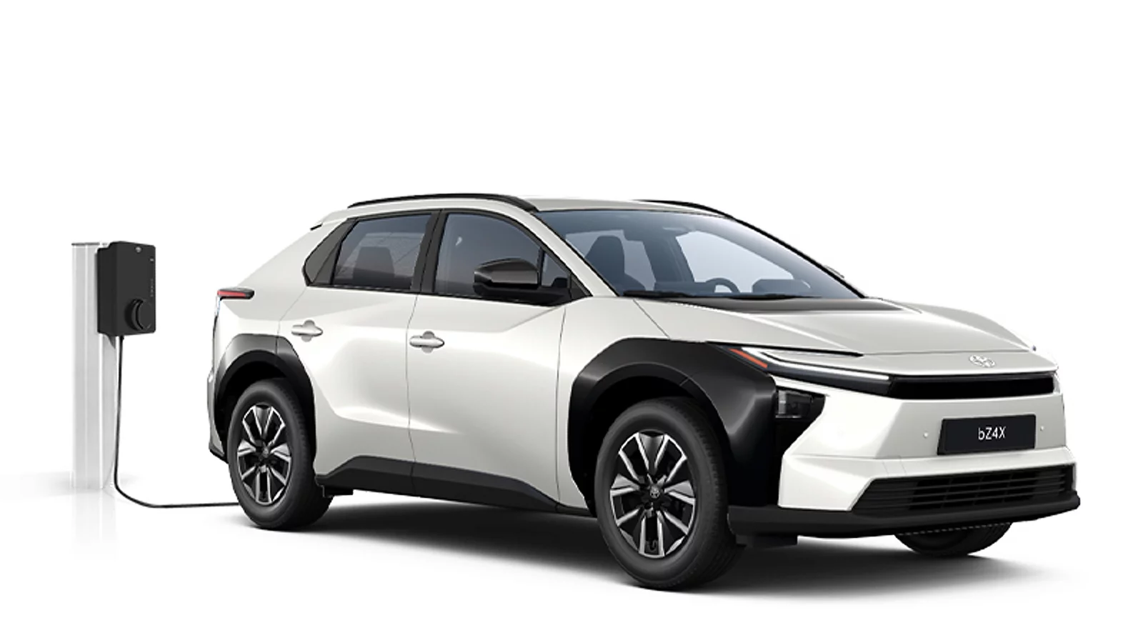 Ein weißer Toyota bZ4X in diagonaler Frontansicht vor einem weißen Hintergrund, der mit einem Kabel an einer Ladesäule angeschlossen ist.