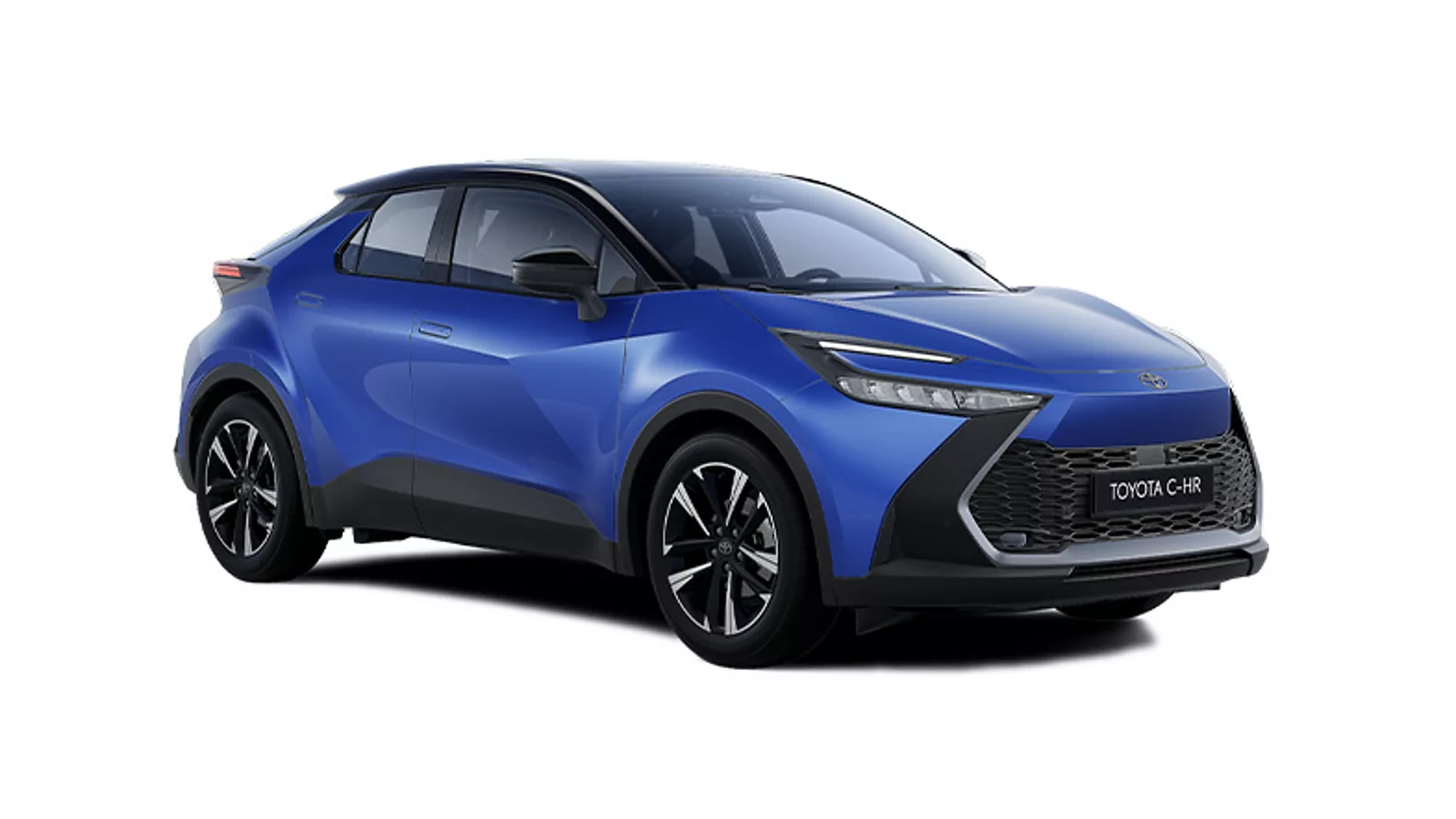 Ein schwarzer Toyota C-HR Hybrid in diagonaler Frontansicht vor einem weißen Hintergrund und dem Logo mit der Schrift 