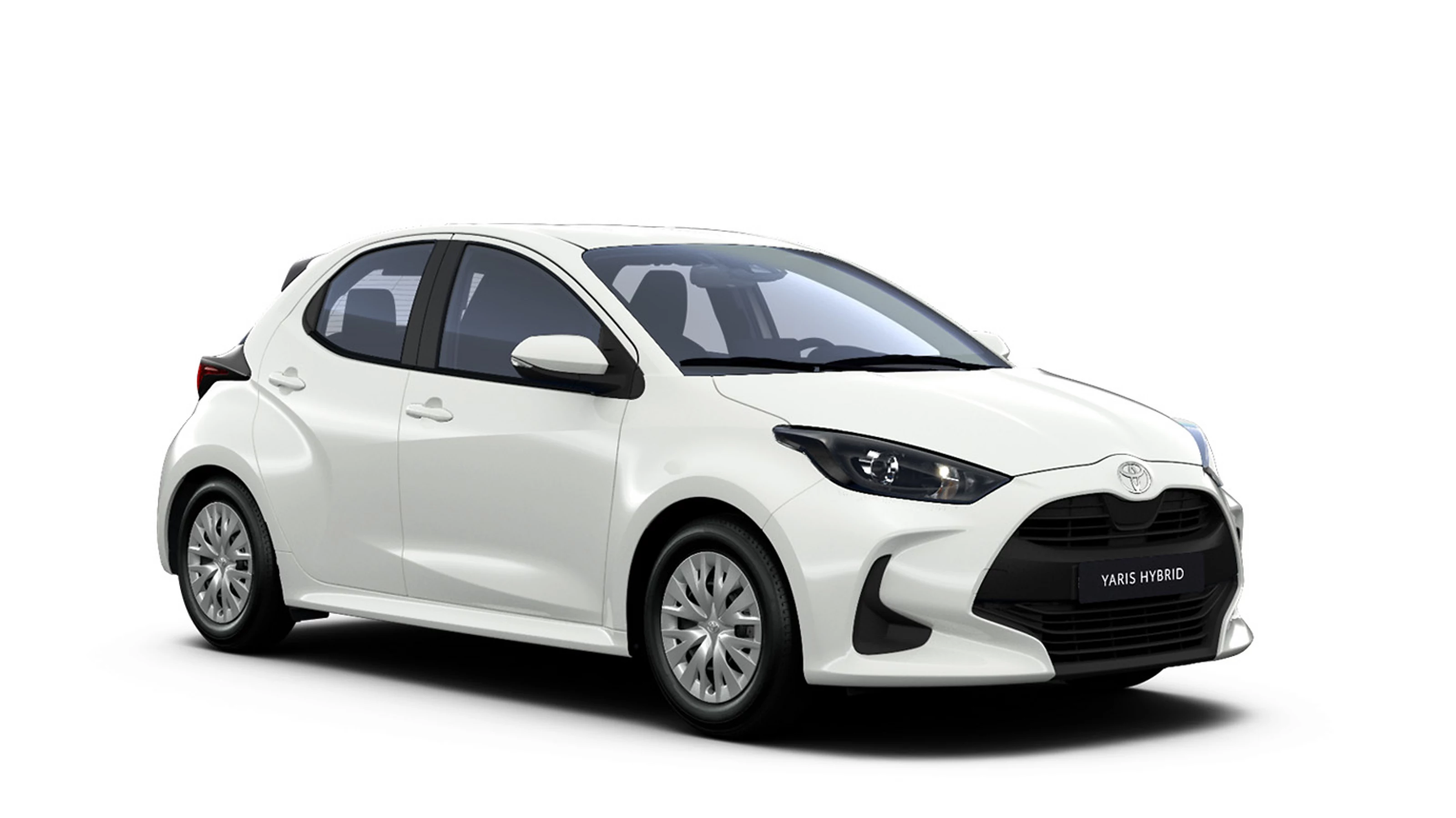 Ein weißer Toyota Yaris Comfort Hybrid in diagonaler Frontansicht vor einem weißen Hintergrund