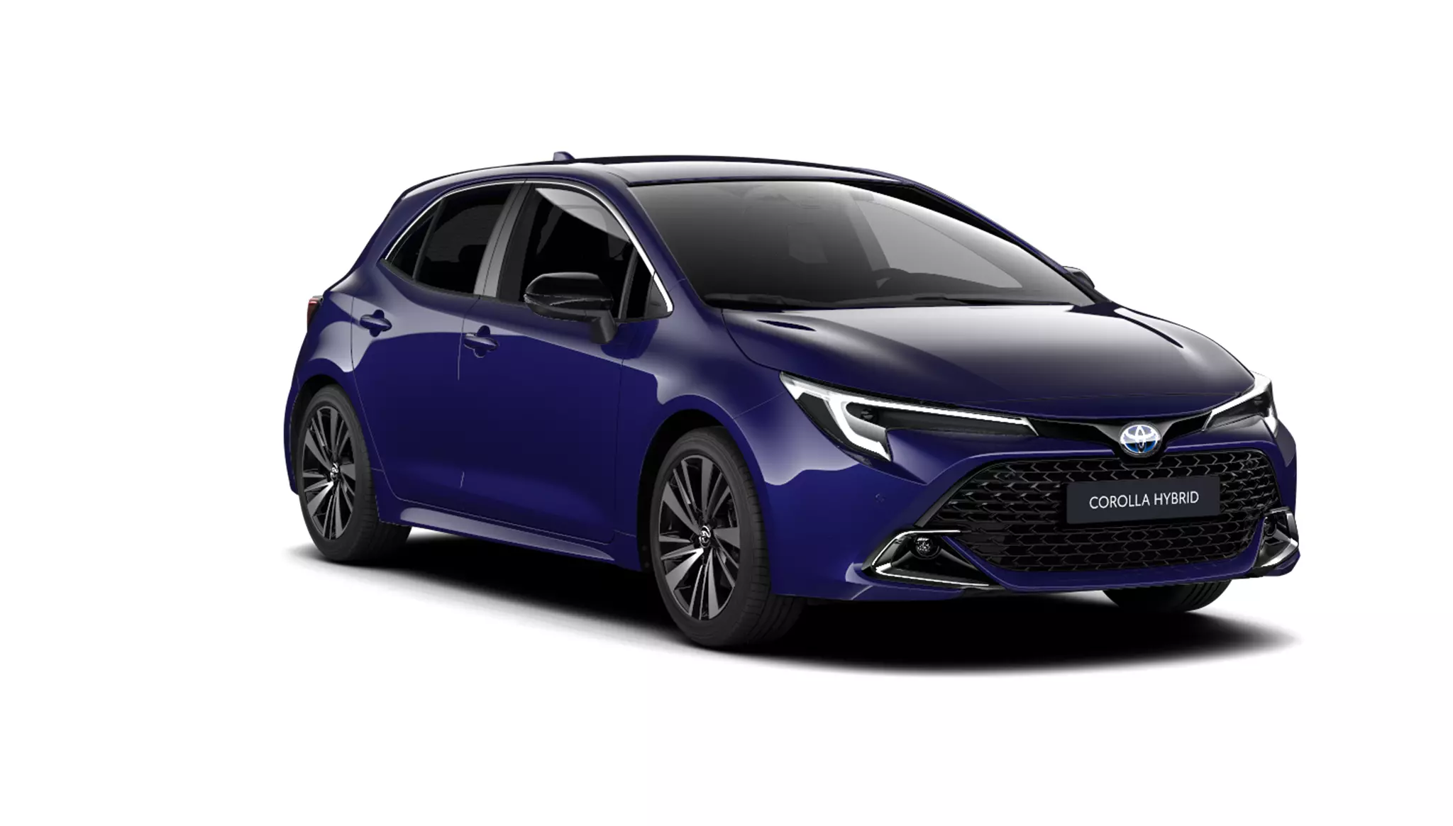 Ein Corolla in diagonaler Frontansicht vor einem weißen Hintergrund