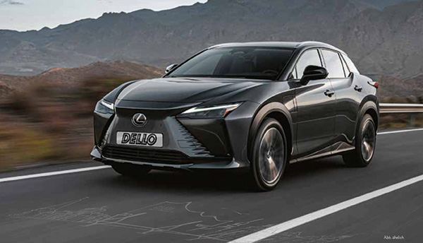 Schwarzer Lexus RZ450e, Frontansicht, fahrend auf Bergstraße