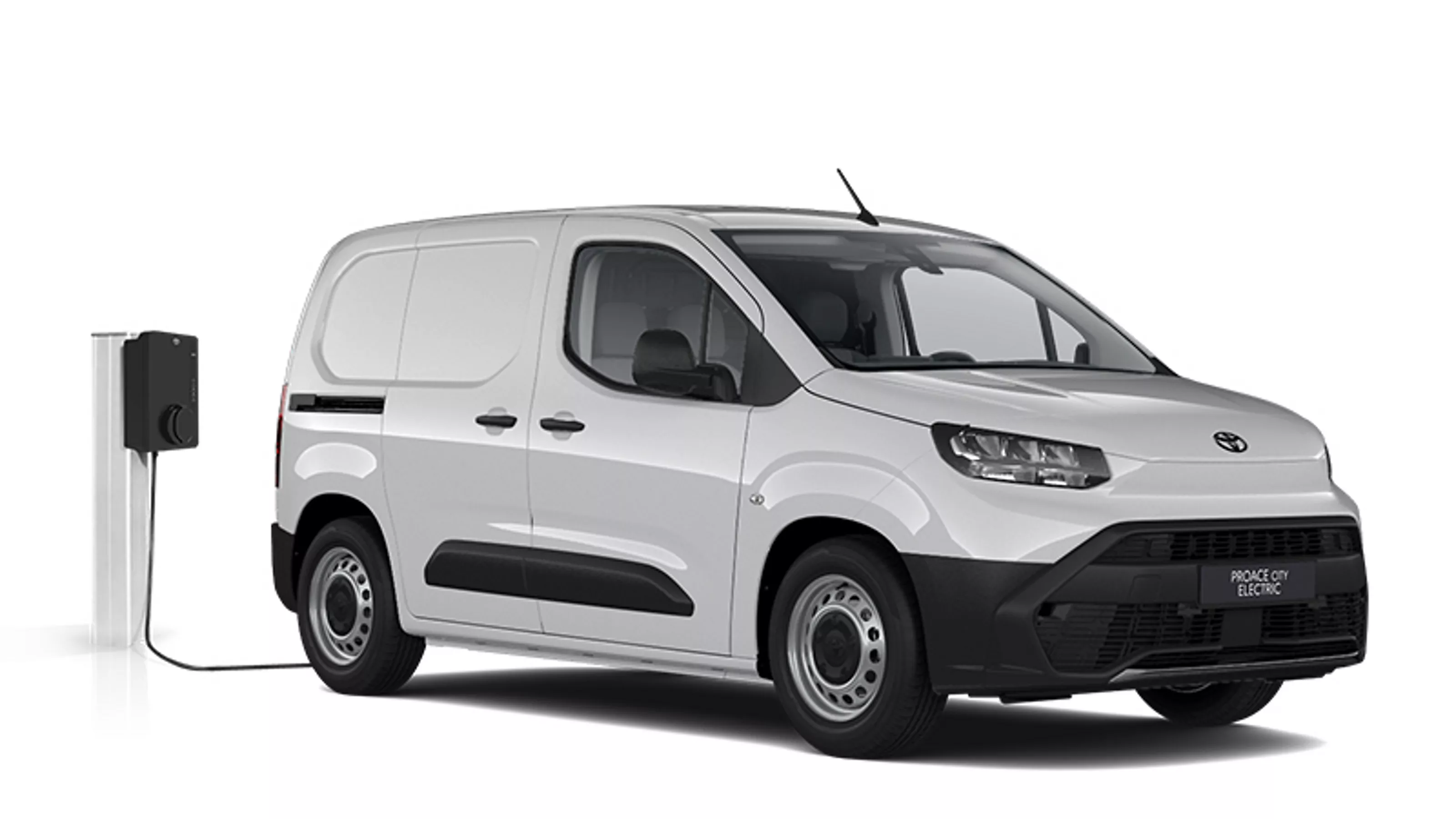 Weißer Proace City Electric steht diagonal vor einem neutralen Hintergrund neben einer Ladesäule.