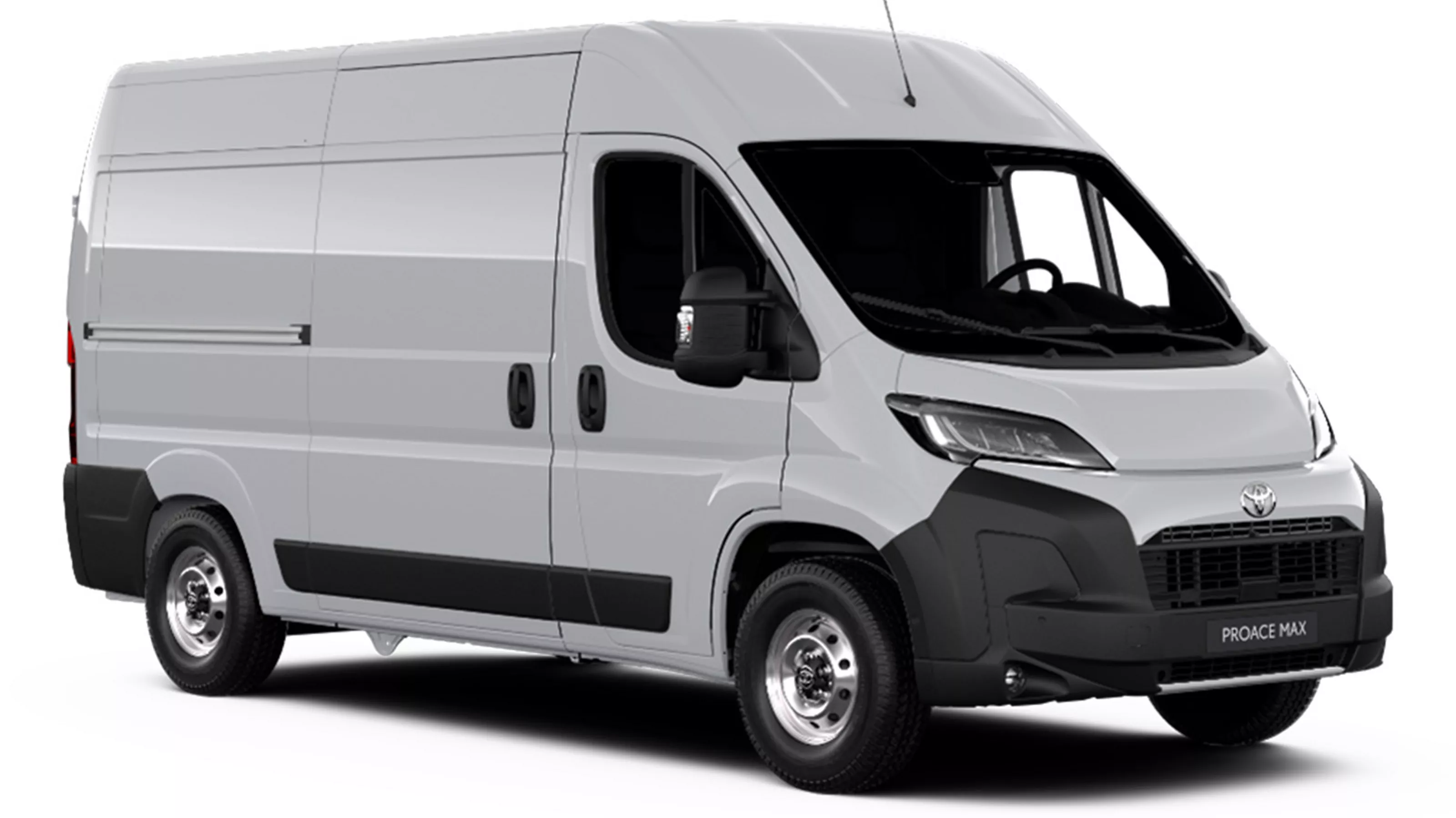 Ein weißer Toyota Proace Max in diagonaler Frontansicht vor einem weißen Hintergrund