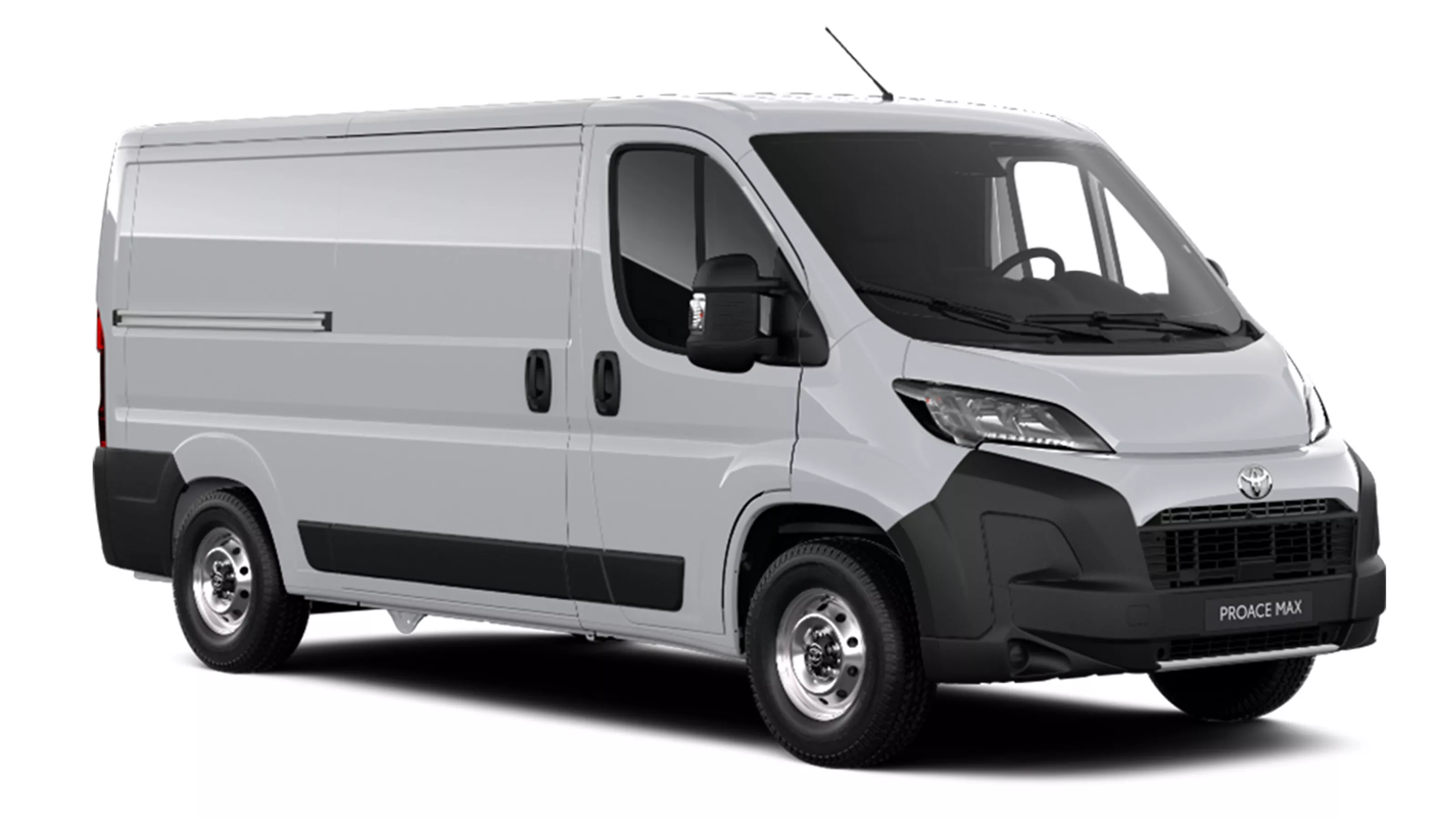 Ein silberner Toyota Proace Max Duty in diagonaler Frontansicht vor einem weißen Hintergrund
