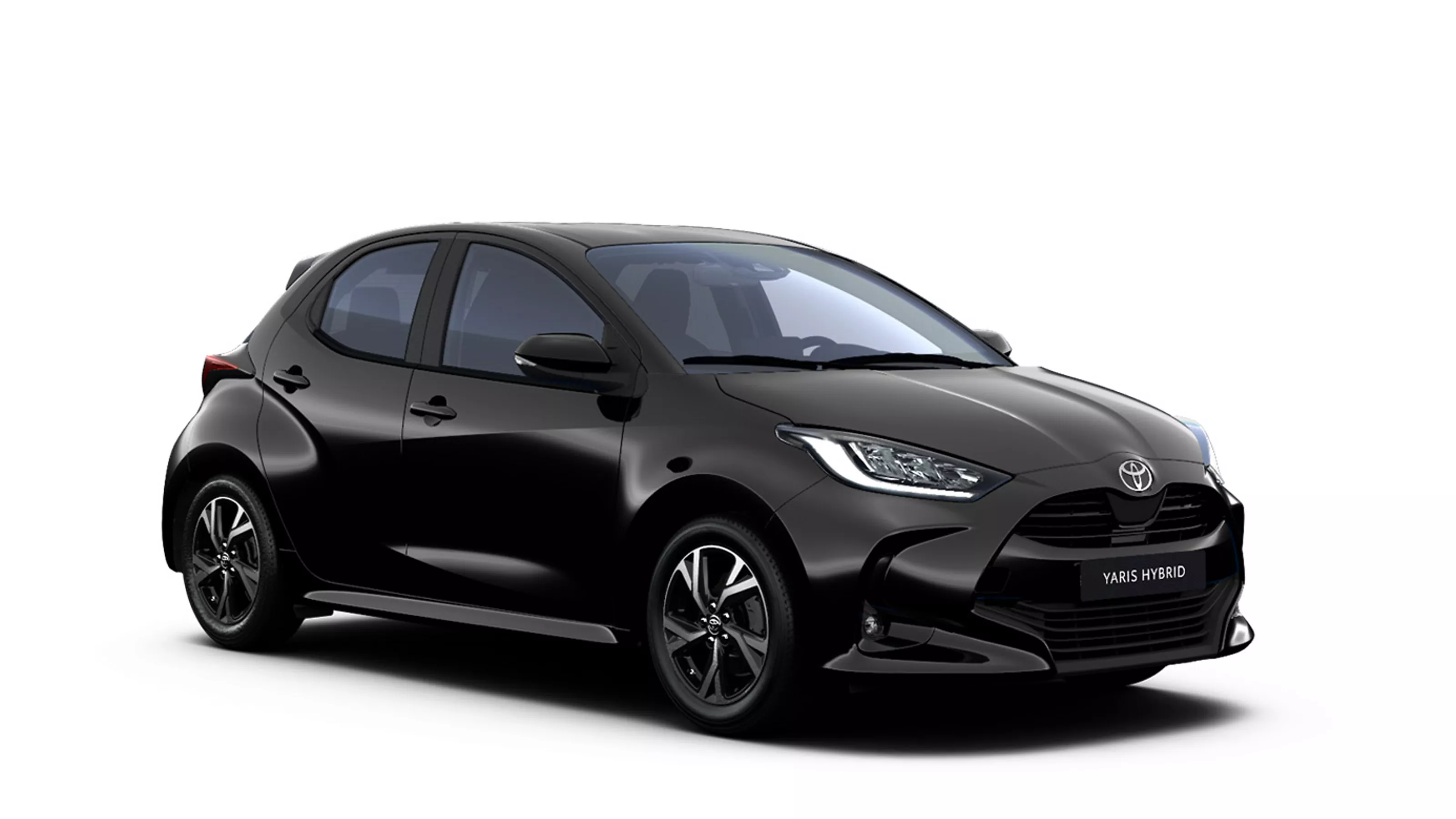 Ein schwarz Toyota Yaris in diagonaler Frontansicht vor einem weißen Hintergrund