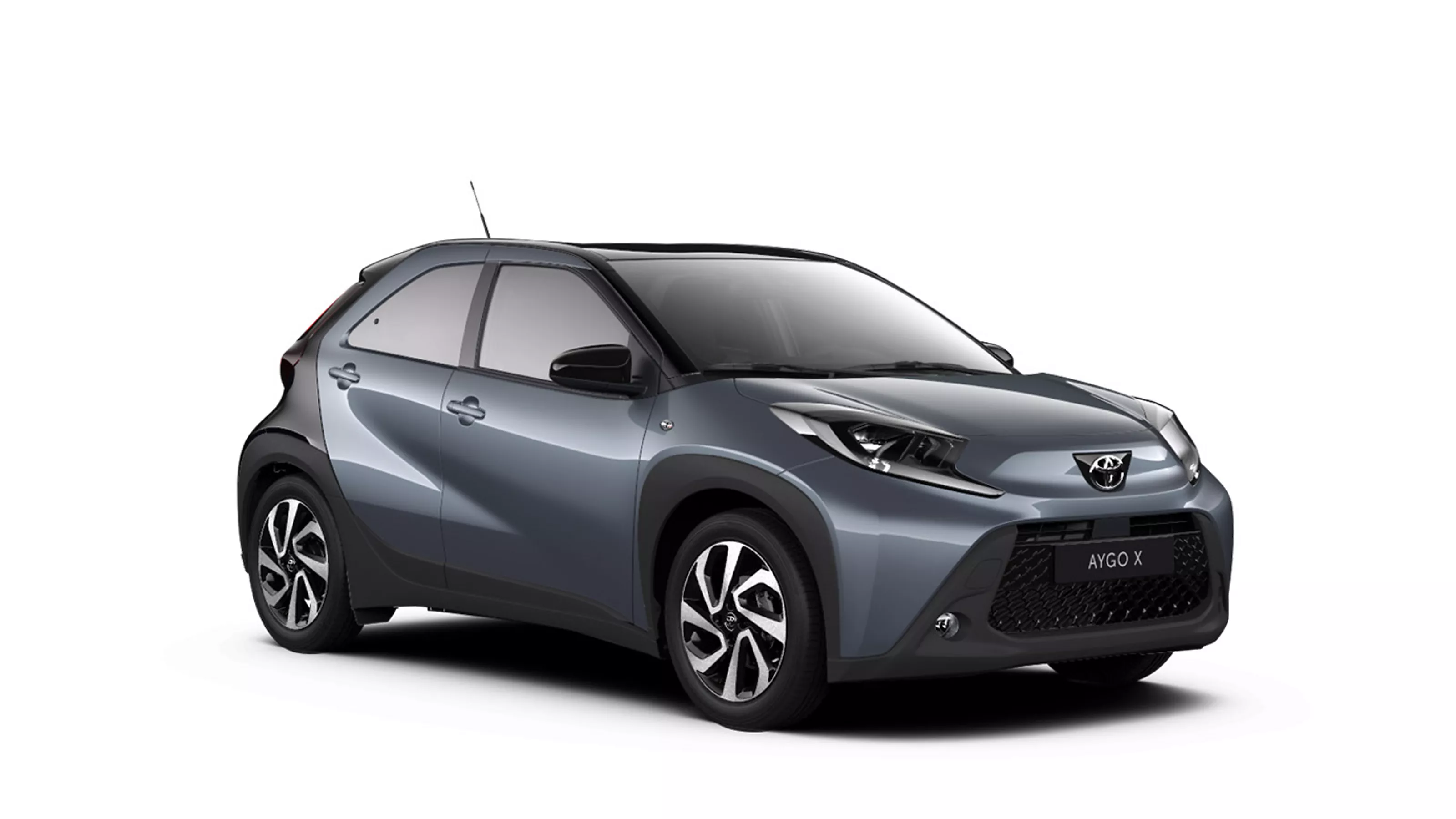 Der dunkelblau schwarze Toyota Aygo X in diagonaler Frontansicht vor einem weißen Hintergrund und dem Logo mit der Schrift "Teamplayer" in der oberen rechten Ecke