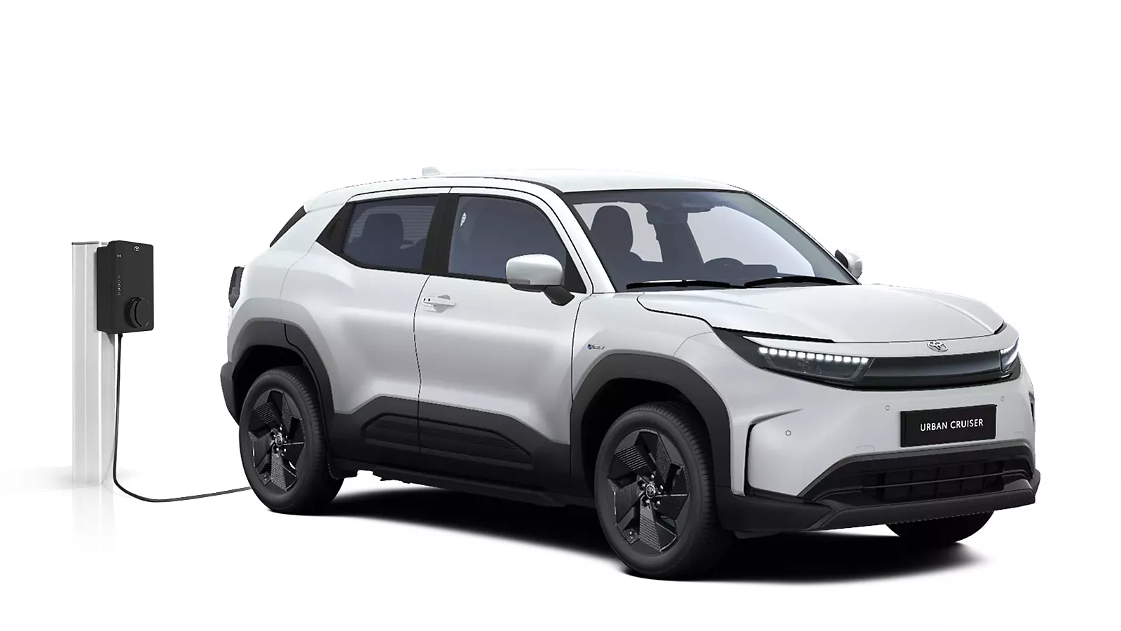 Weißer Urban Cruiser Teamplayer steht diagonal zur Kamera vor neutralem Hintergrund