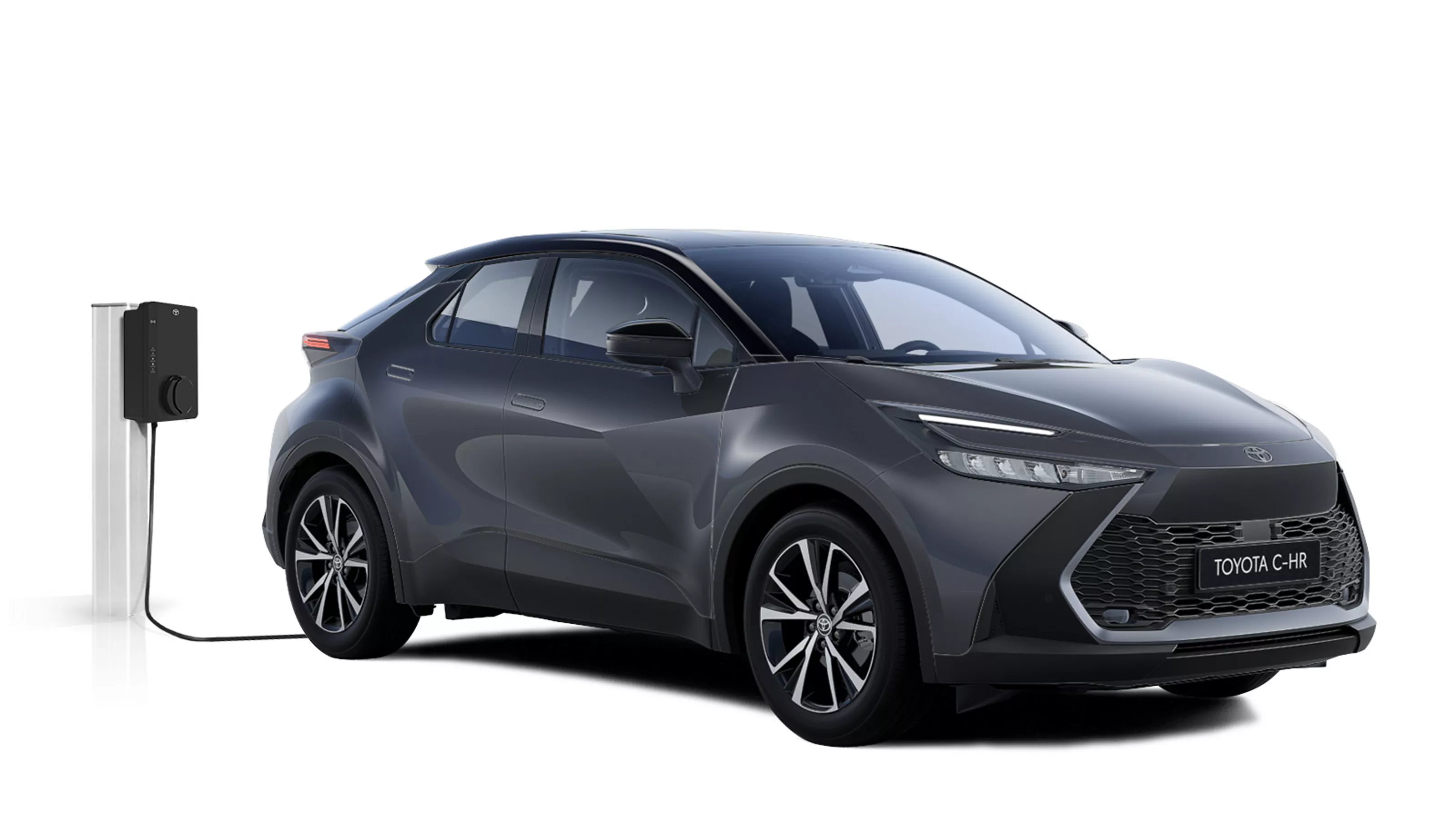 Schwarzer Toyota C-HR Plug-in Hybrid in diagonaler Frontansicht vor einem weißen Hintergrund.