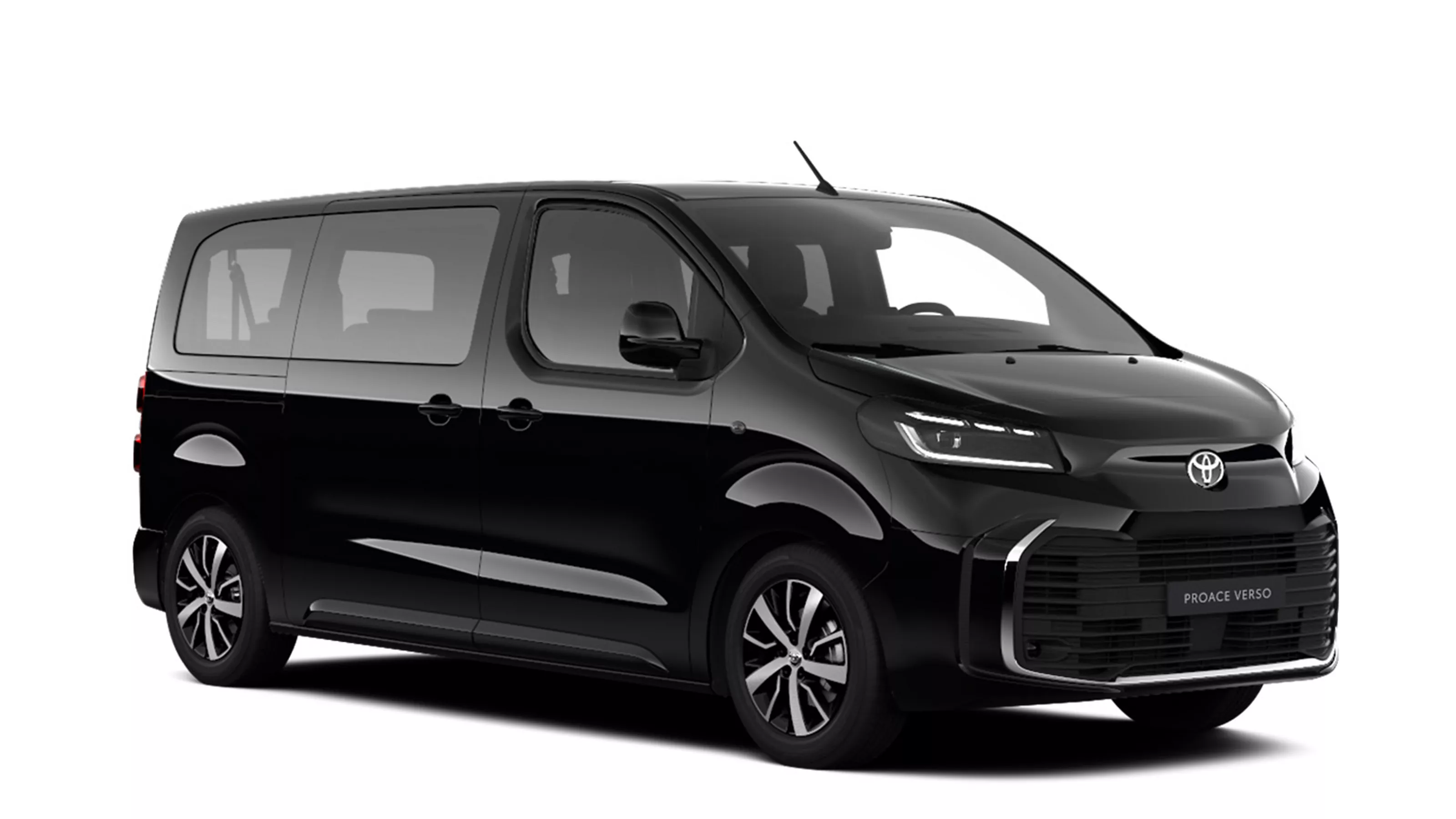 Ein schwarzer Toyota Proace Verso Teamplayer in diagonaler Frontansicht vor einem weißen Hintergrund.