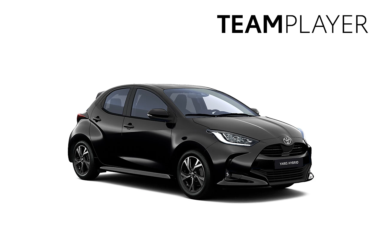 Ein schwarze Toyota Yaris in diagonaler Frontansicht vor einem weißen Hintergrund und dem Logo mit der Schrift "Teamplayer" in der oberen rechten Ecke