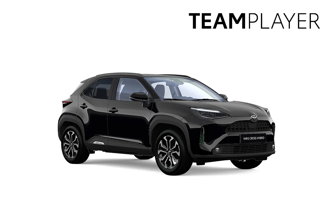 Ein schwarzer Toyota Yaris Cross in diagonaler Frontansicht vor einem weißen Hintergrund und dem Logo mit der Schrift "Teamplayer" in der oberen rechten Ecke