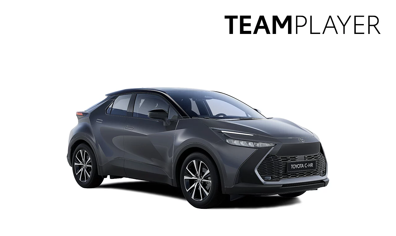 Ein schwarzer Toyota C-HR Hybrid in diagonaler Frontansicht vor einem weißen Hintergrund und dem Logo mit der Schrift "Teamplayer" in der oberen rechten Ecke