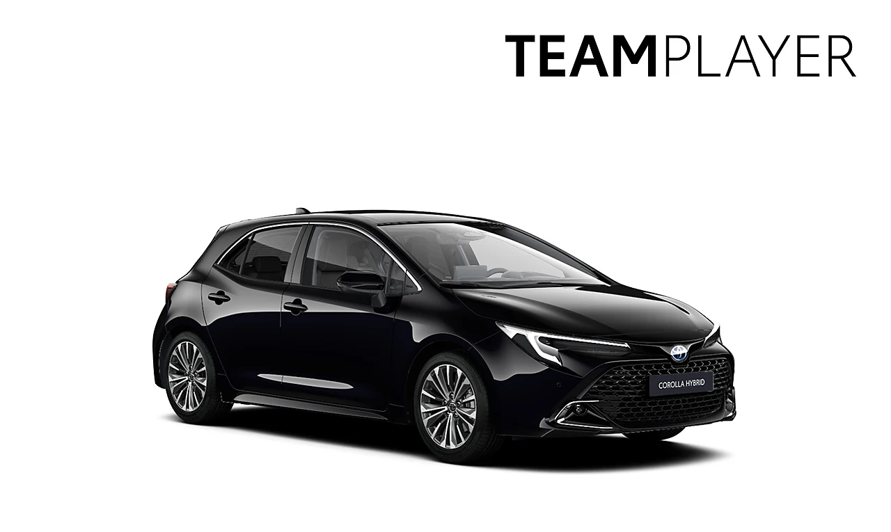 Ein schwarzer Corolla in diagonaler Frontansicht vor einem weißen Hintergrund und dem Logo mit der Schrift "Teamplayer" in der oberen rechten Ecke