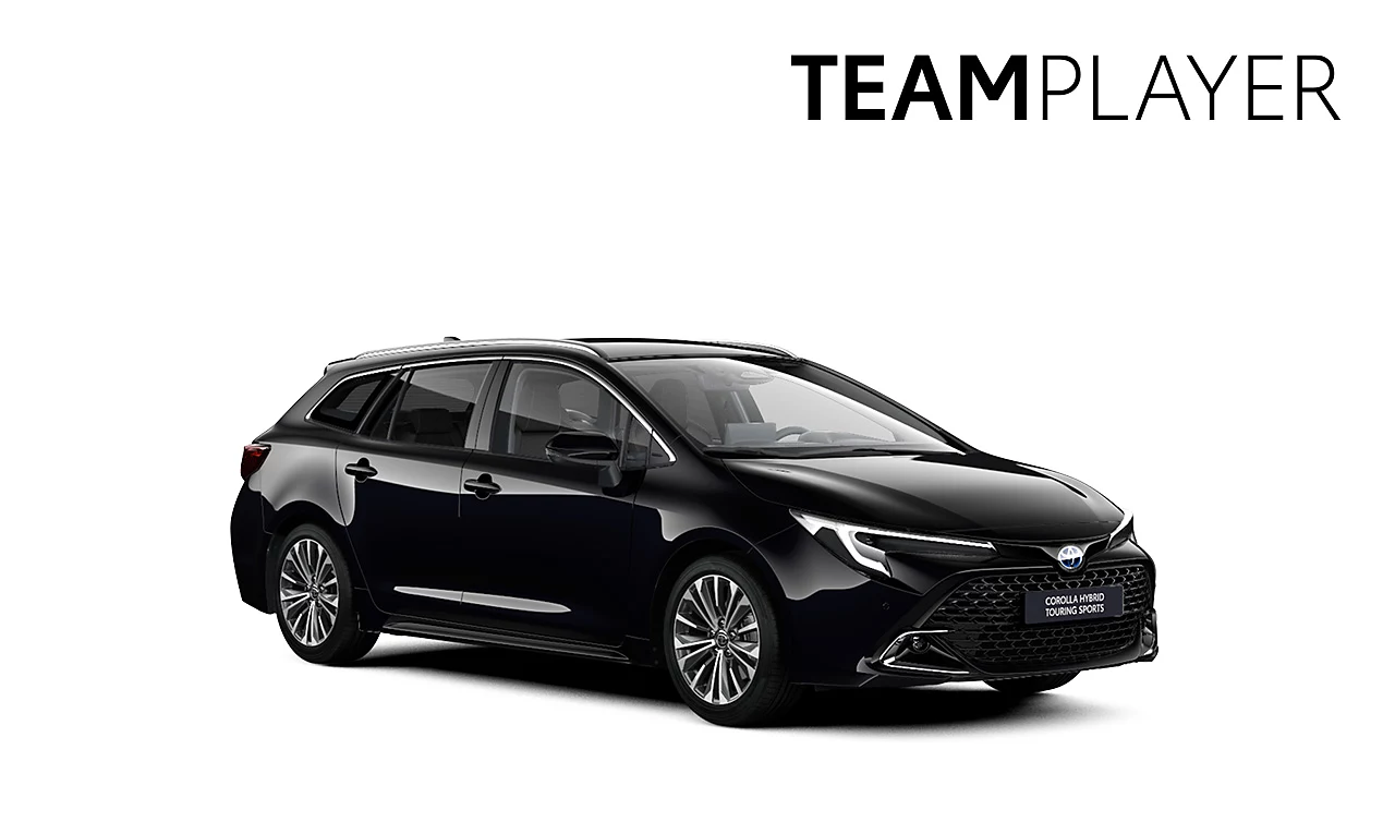 Ein schwarzer Toyota Corolla Touring Sports in diagonaler Frontansicht vor einem weißen Hintergrund und dem Logo mit der Schrift "Teamplayer" in der oberen rechten Ecke