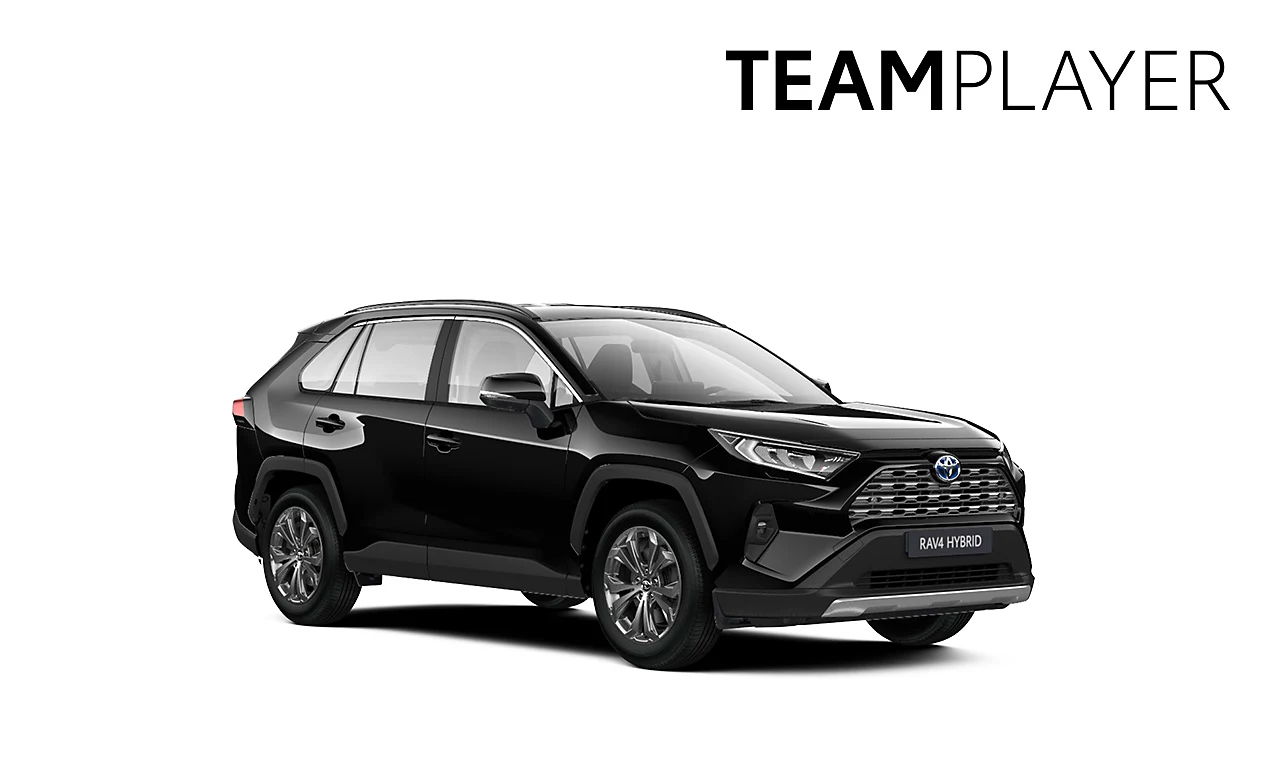 Ein schwarzer RAV4 in diagonaler Frontansicht vor einem weißen Hintergrund und dem Logo mit der Schrift "Teamplayer" in der oberen rechten Ecke