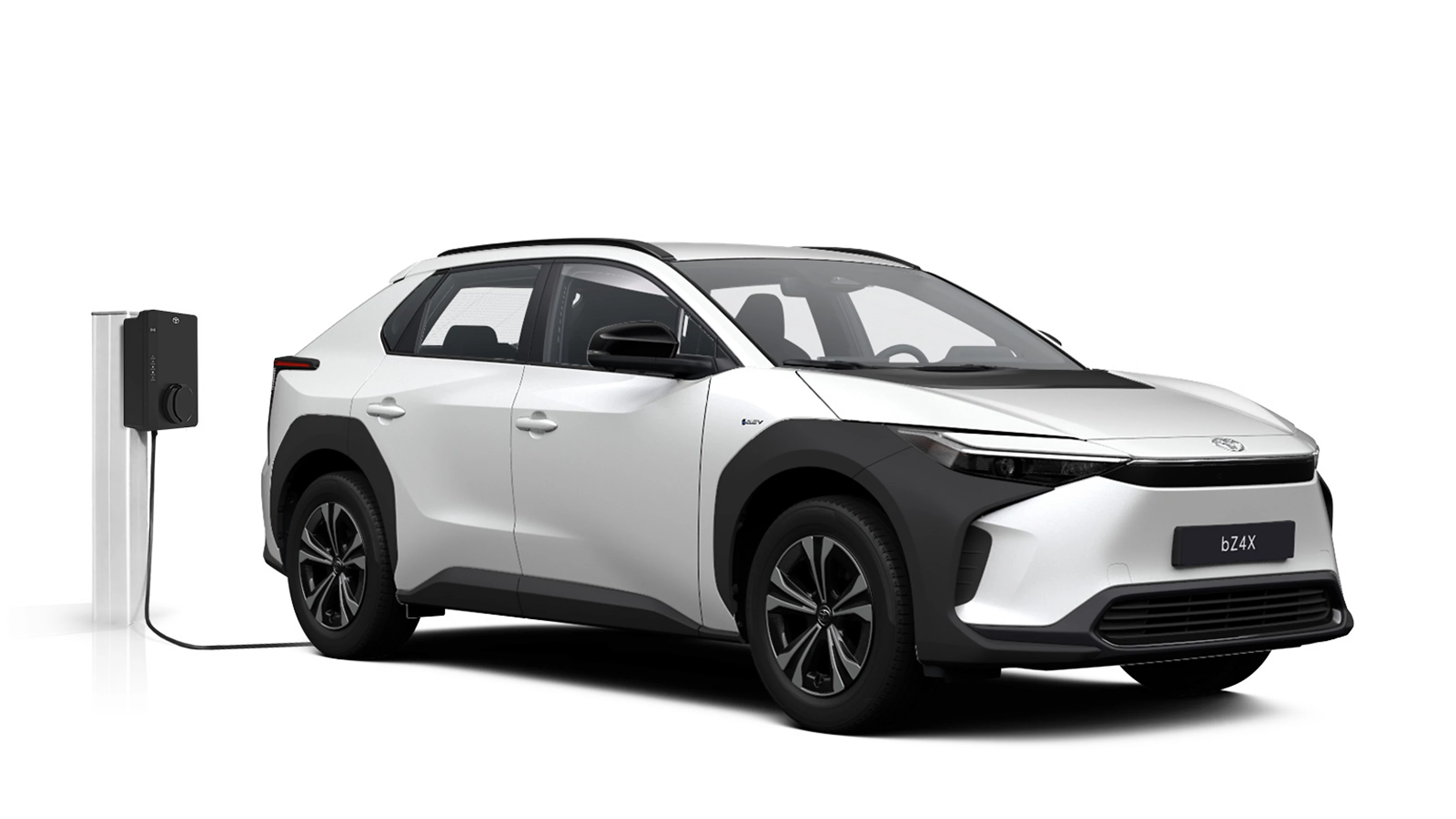Ein weißer Toyota bZ4X in diagonaler Frontansicht vor einem weißen Hintergrund