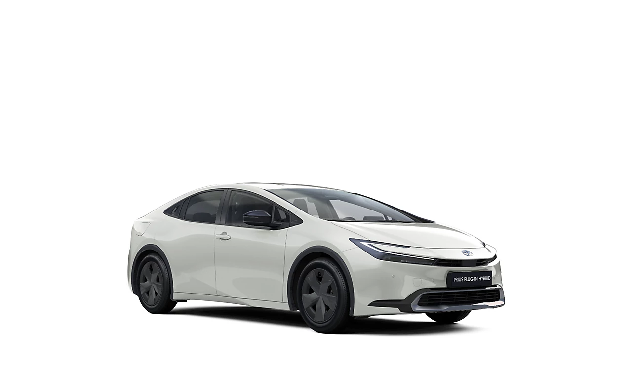 Ein weißer Prius Plug-in Basis in diagonaler Frontansicht vor einem weißen Hintergrund