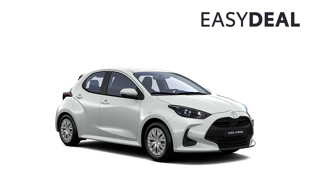 Ein weißer Toyota Yaris Comfort Hybrid in diagonaler Frontansicht vor einem weißen Hintergrund