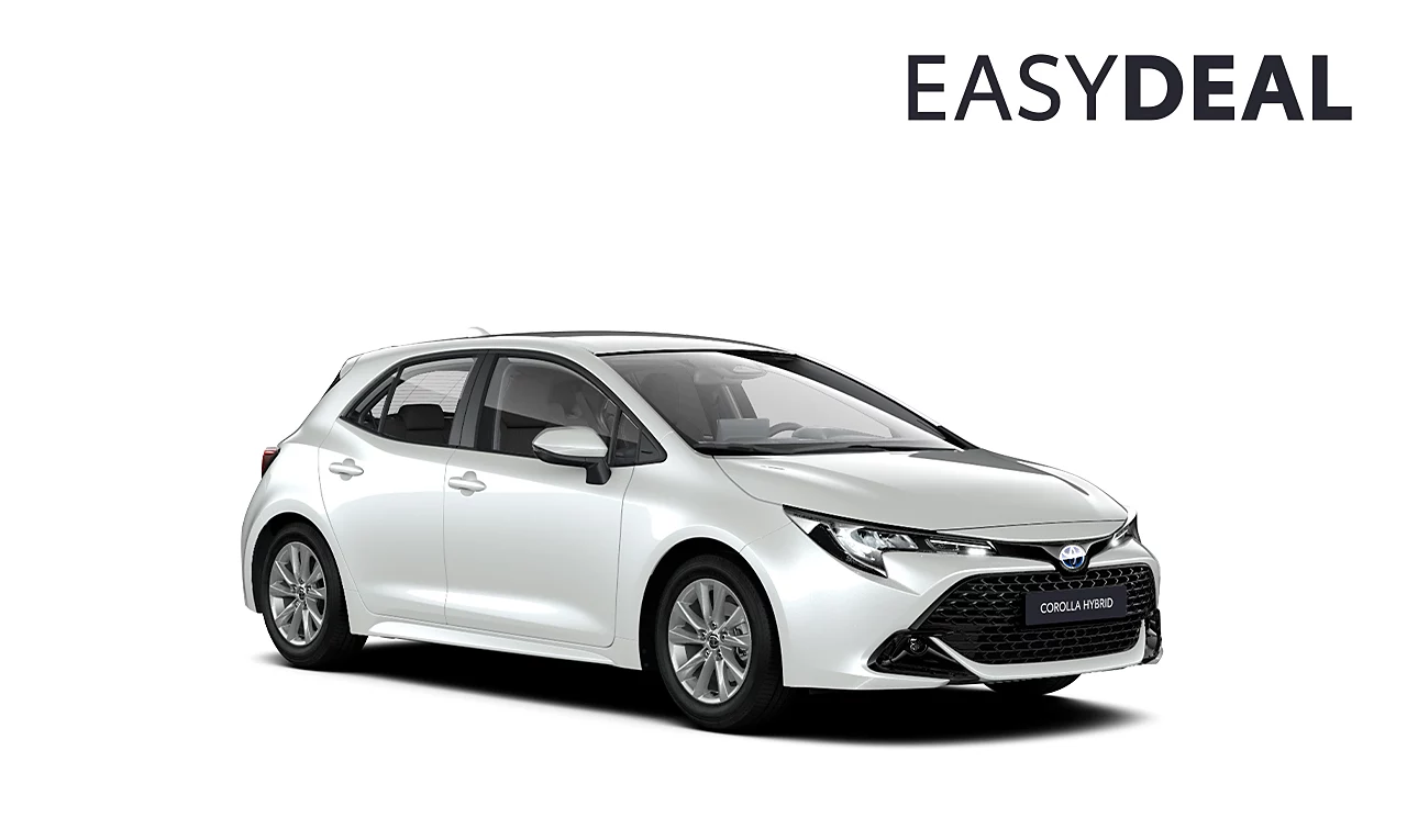 Ein weißer Corolla Comfort Hybrid in diagonaler Frontansicht vor einem weißen Hintergrund