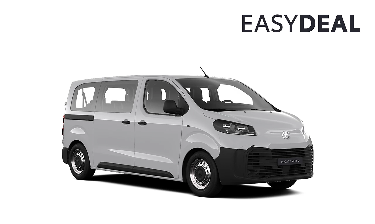 Ein weißer Toyota Proace Verso in diagonaler Frontansicht vor einem weißen Hintergrund.
