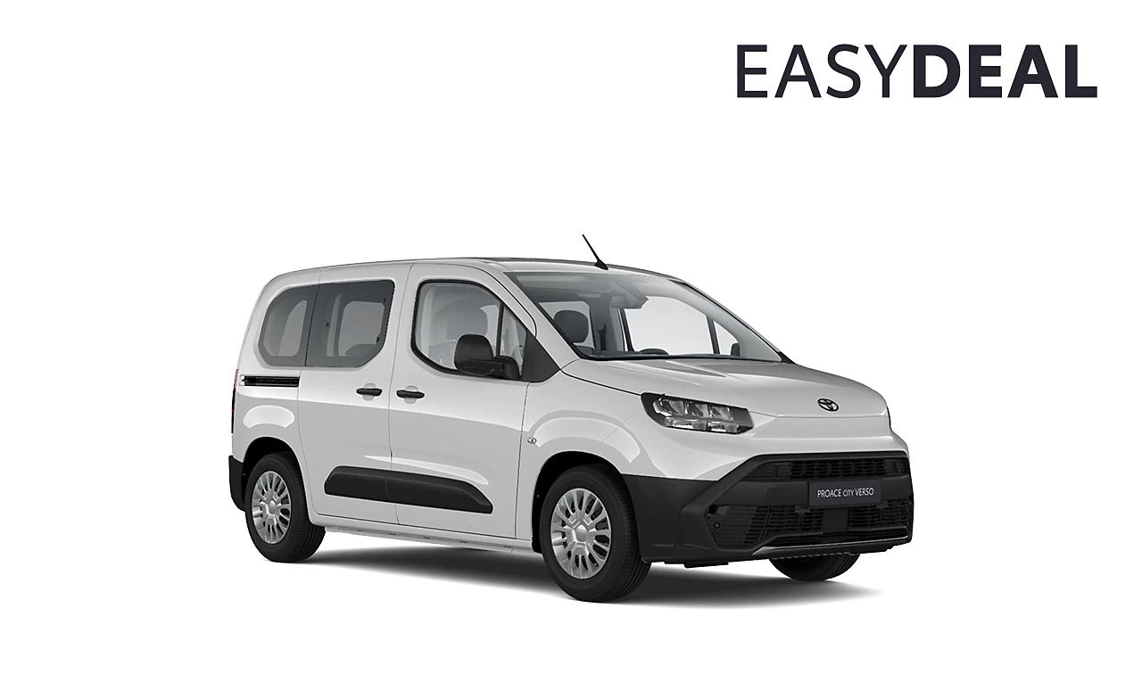 Ein weißer Toyota Proace City Verso steht diagonal zur Kamera vor neutralem Hintergrund.