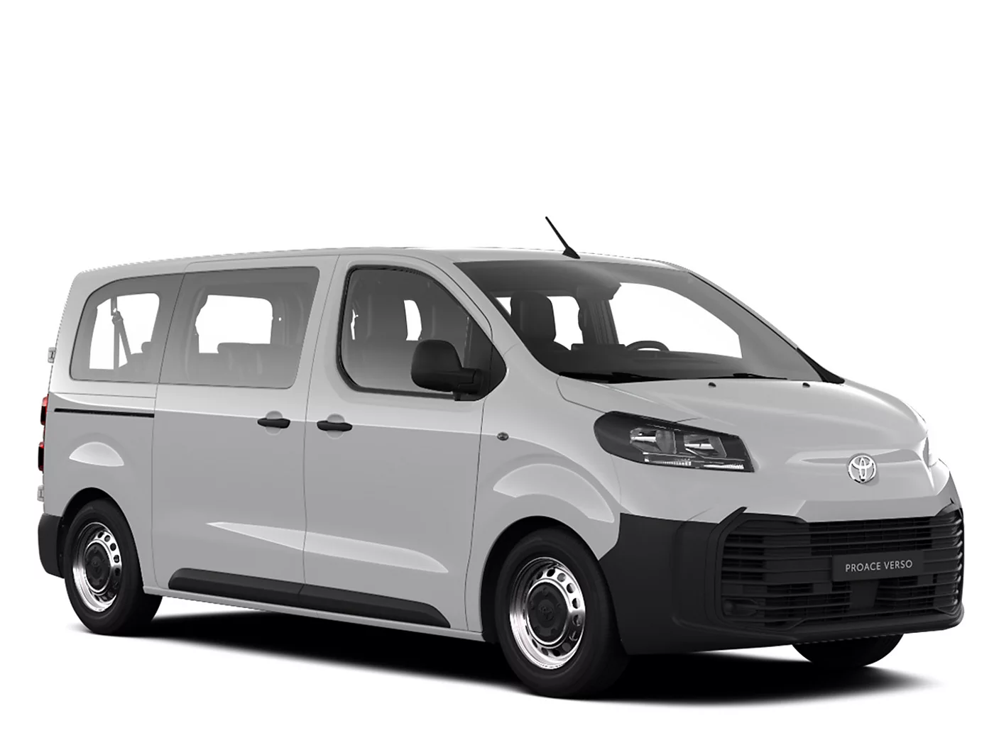 Weißer Toyota Proace Verso Flow steht diagonal zur Kamera vor einem neutralen Hintergrund.