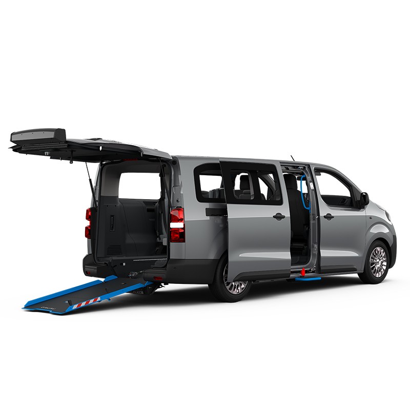 Weißer Toyota Proace Verso Flow steht diagonal zur Kamera vor einem neutralen Hintergrund.