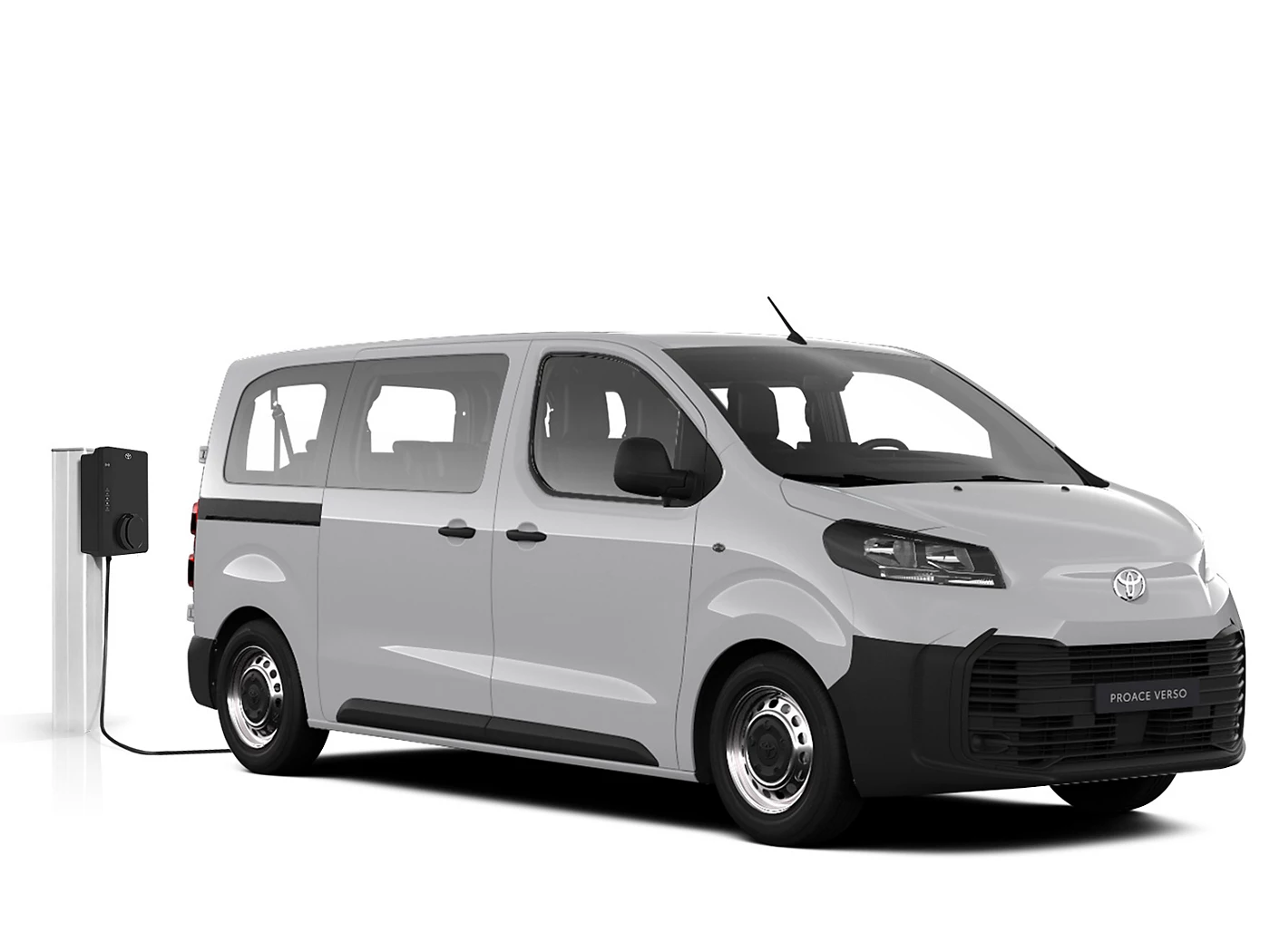 Weißer Toyota Proace Verso Electric steht diagonal zur Kamera vor neutralem Hintergrund neben einer Ladesäule.