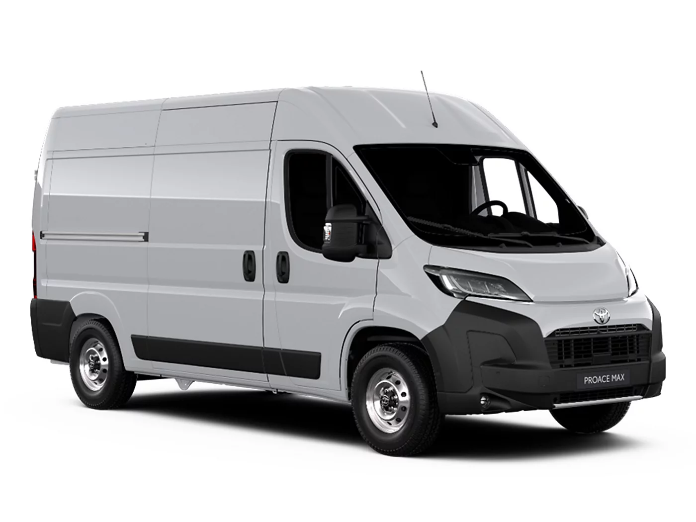 Ein weißer Toyota Proace Max in diagonaler Frontansicht vor einem weißen Hintergrund