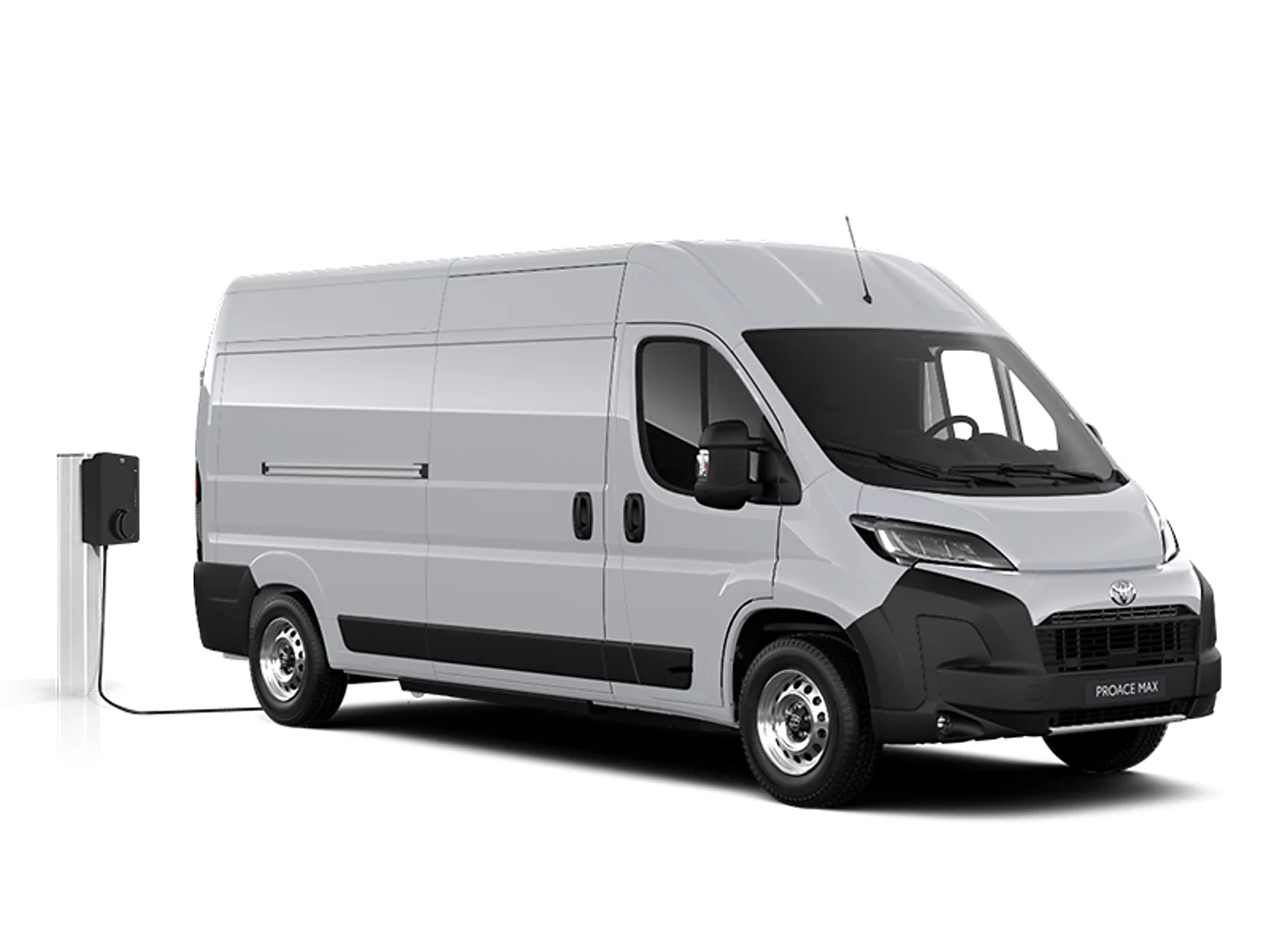 Ein weißer Toyota Proace Max Electric Comfort in diagonaler Frontansicht vor einem weißen Hintergrund neben einer Ladesäule.