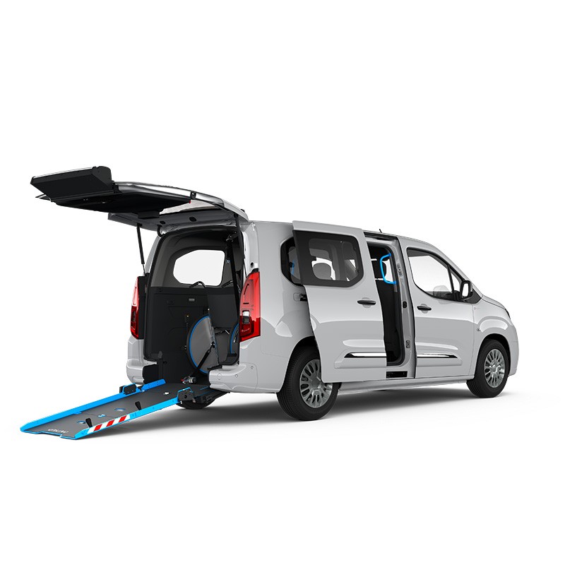 Toyota Proace City Verso Comfort Mobil in weißer Lackierung steht vor neutralem Hintergrund.