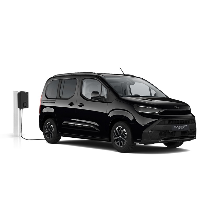 Schwarzer Proace City Verso Electric steht vor einem neutralen Hintergrund und lädt an einer Wallbox.