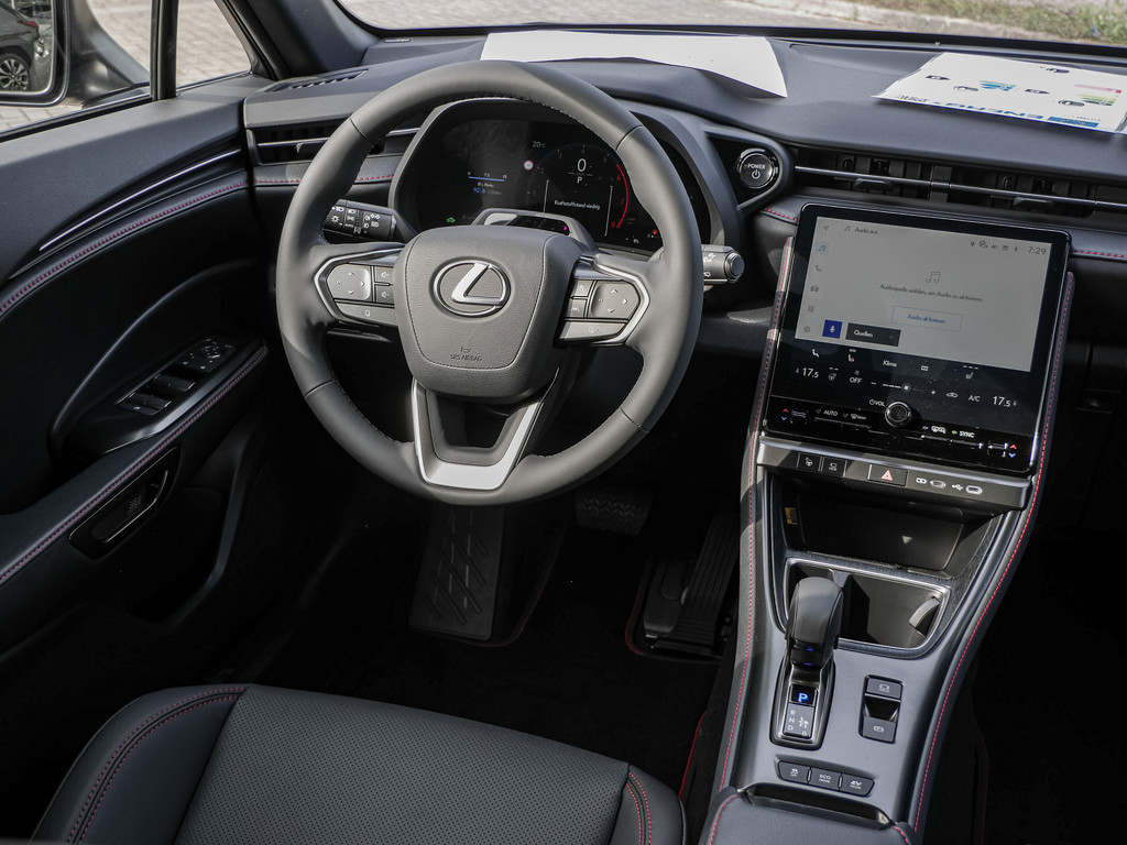 Fahrzeugansicht LEXUS LBX Emotion Safe & Sound - Bild 8