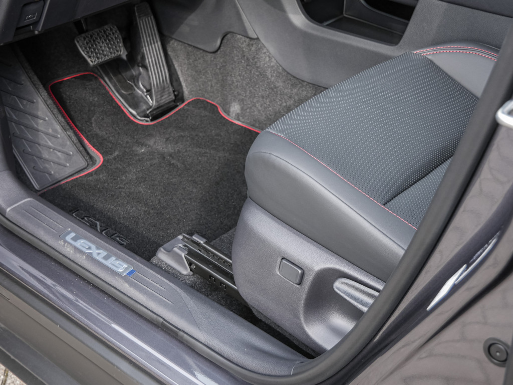 Fahrzeugansicht LEXUS LBX Emotion Safe & Sound - Bild 33