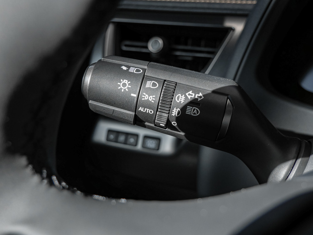 Fahrzeugansicht LEXUS UX 300h F-Sport Design - Bild 22