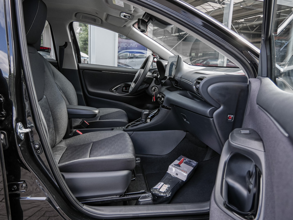 Fahrzeugansicht TOYOTA Yaris 1.5 Hybrid Teamplayer - Bild 2