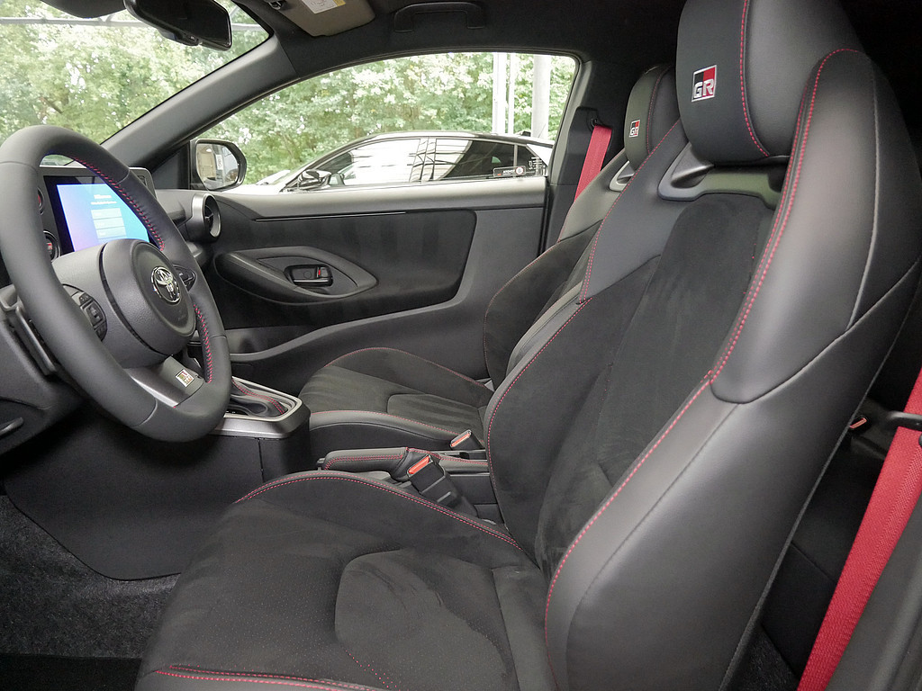 Fahrzeugansicht TOYOTA Yaris 1.6 GR - Bild 3