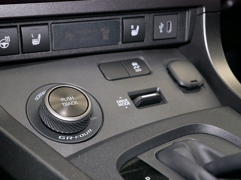 Fahrzeugansicht TOYOTA Yaris 1.6 GR - Bild 18