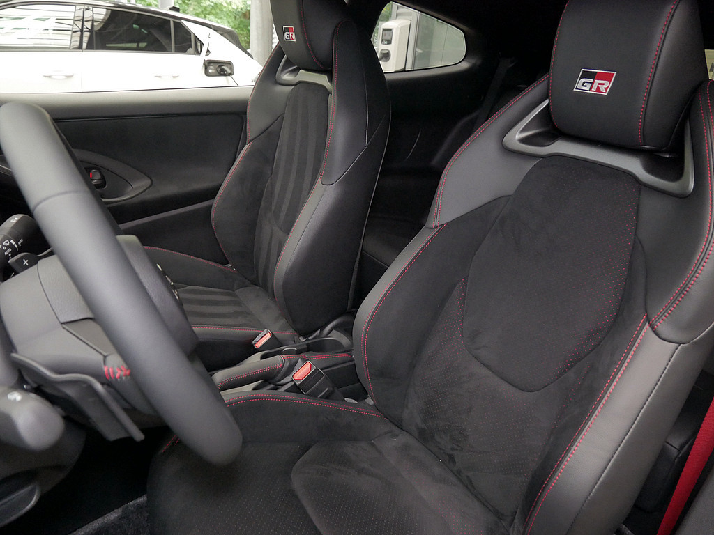 Fahrzeugansicht TOYOTA Yaris 1.6 GR - Bild 29