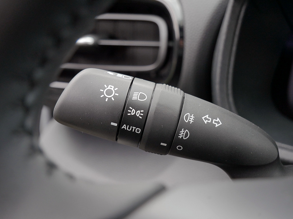 Fahrzeugansicht TOYOTA Yaris Hybrid 1.5 VVT-i Style Plus - Bild 21