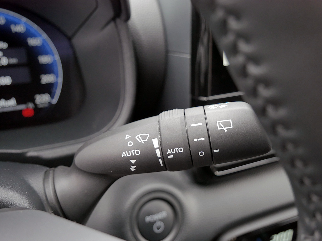 Fahrzeugansicht TOYOTA Yaris Hybrid 1.5 VVT-i Style Plus - Bild 22