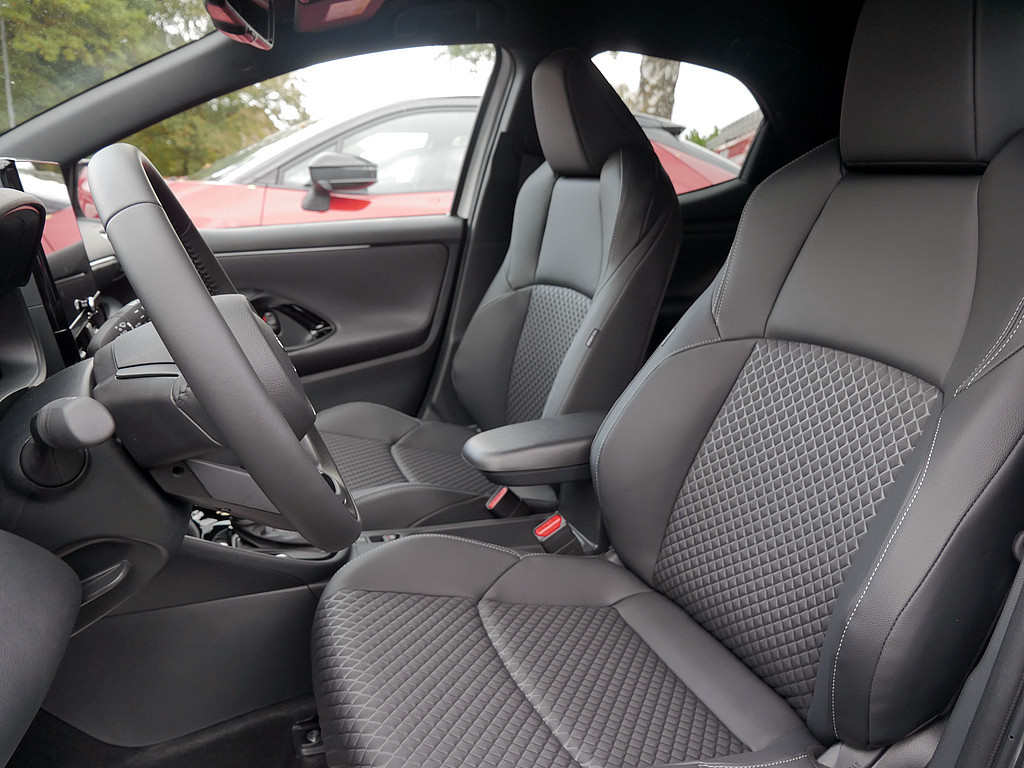 Fahrzeugansicht TOYOTA Yaris Hybrid 1.5 VVT-i Style Plus - Bild 27