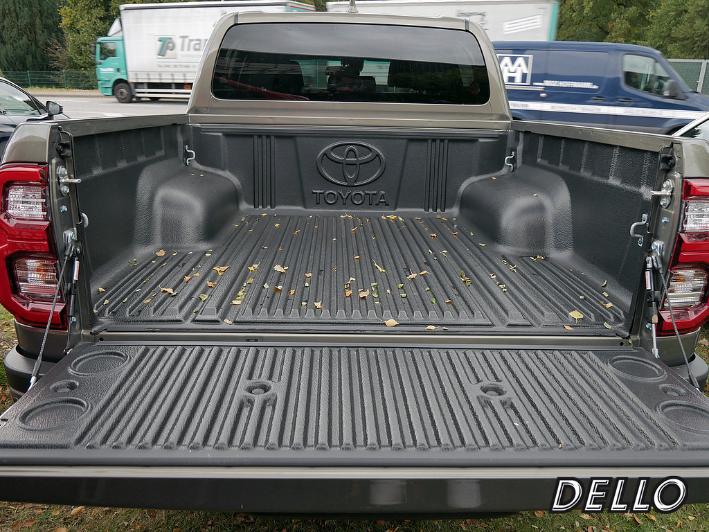 Fahrzeugansicht TOYOTA Hilux 2.8 Double Cab Invincible 4x4 - Bild 6