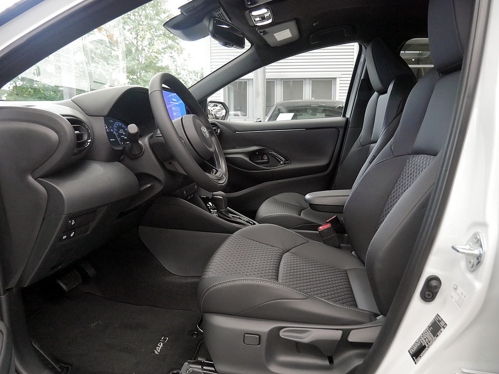 Fahrzeugansicht TOYOTA Yaris Hybrid 1.5 VVT-i Style Plus - Bild 3