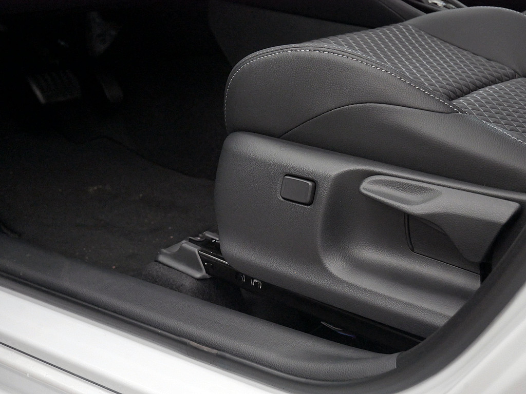 Fahrzeugansicht TOYOTA Yaris Hybrid 1.5 VVT-i Style Plus - Bild 11