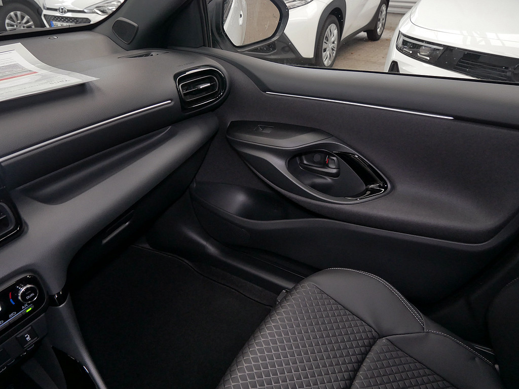 Fahrzeugansicht TOYOTA Yaris Hybrid 1.5 VVT-i Style Plus - Bild 29