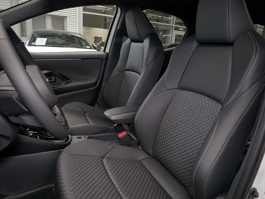 Fahrzeugansicht TOYOTA Yaris Hybrid 1.5 VVT-i Style Plus - Bild 31