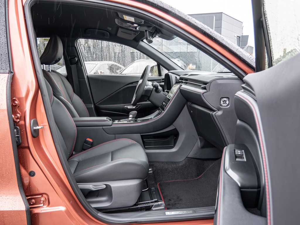 Fahrzeugansicht LEXUS LBX Emotion - Bild 4