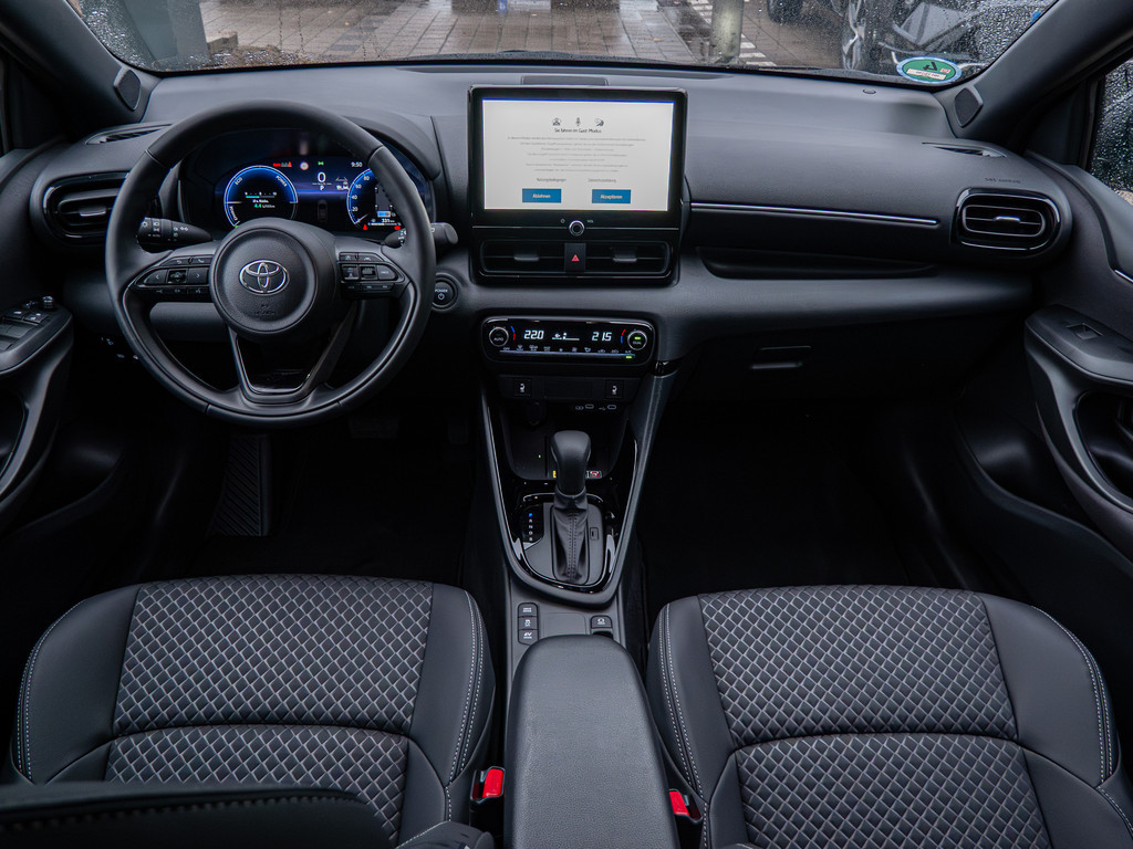 Fahrzeugansicht TOYOTA Yaris Hybrid Style Plus - Bild 8