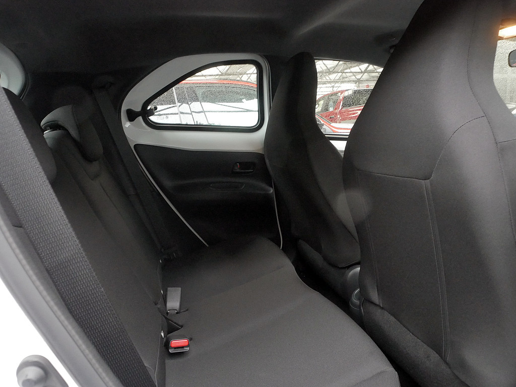 Fahrzeugansicht TOYOTA Aygo X 1.0 Play - Bild 30